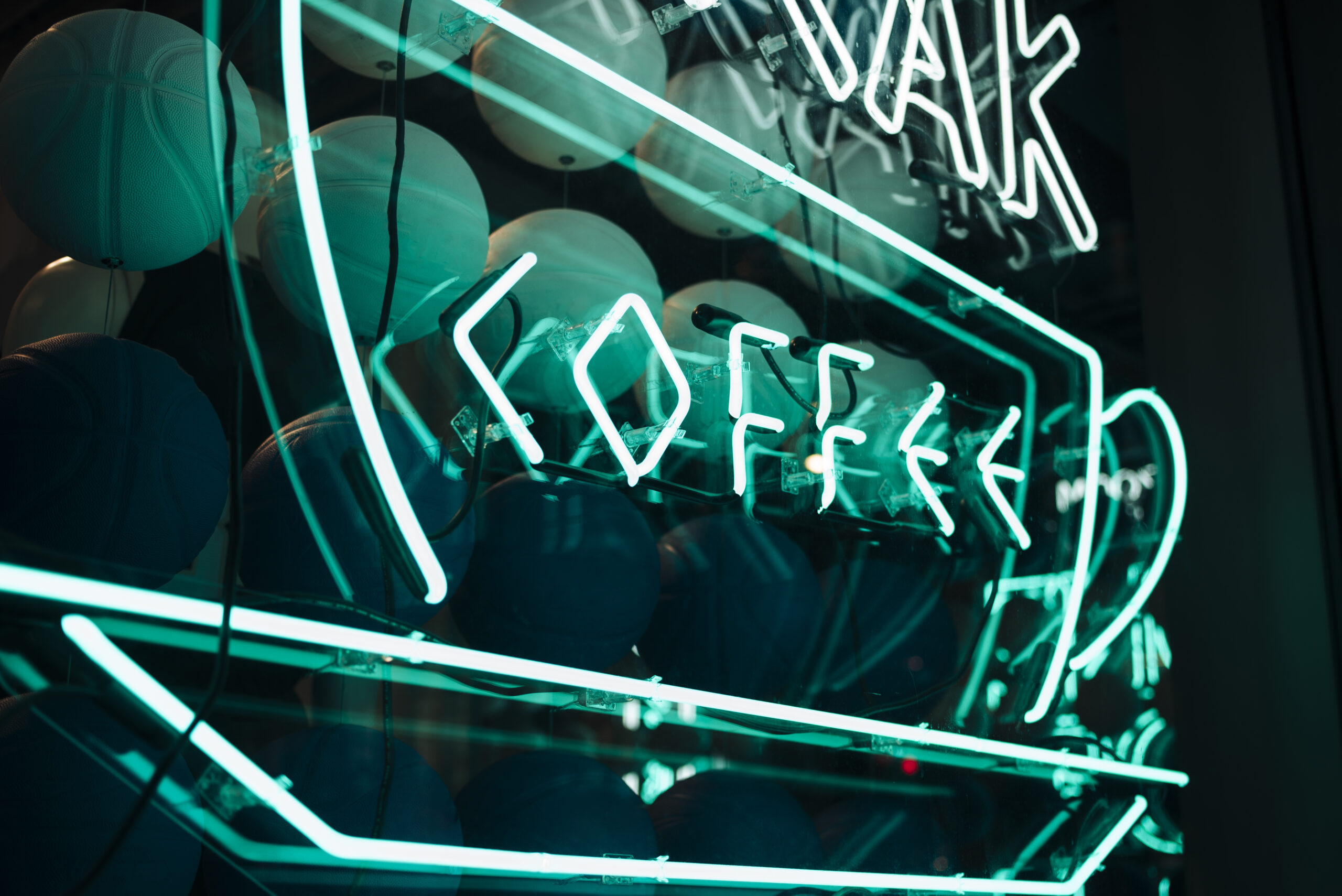 Neonwerbeanlage als Beispiel für Lichtreklame im Bereich Werbetechnik